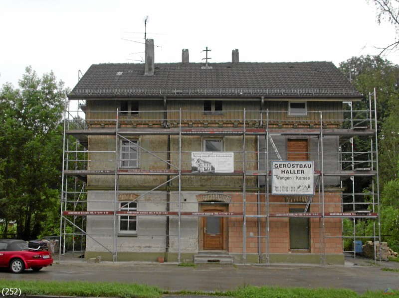 Bahn 252.jpg - Der ehemalige Bahnhof Ratzenried im Allgäu wird renoviert.
